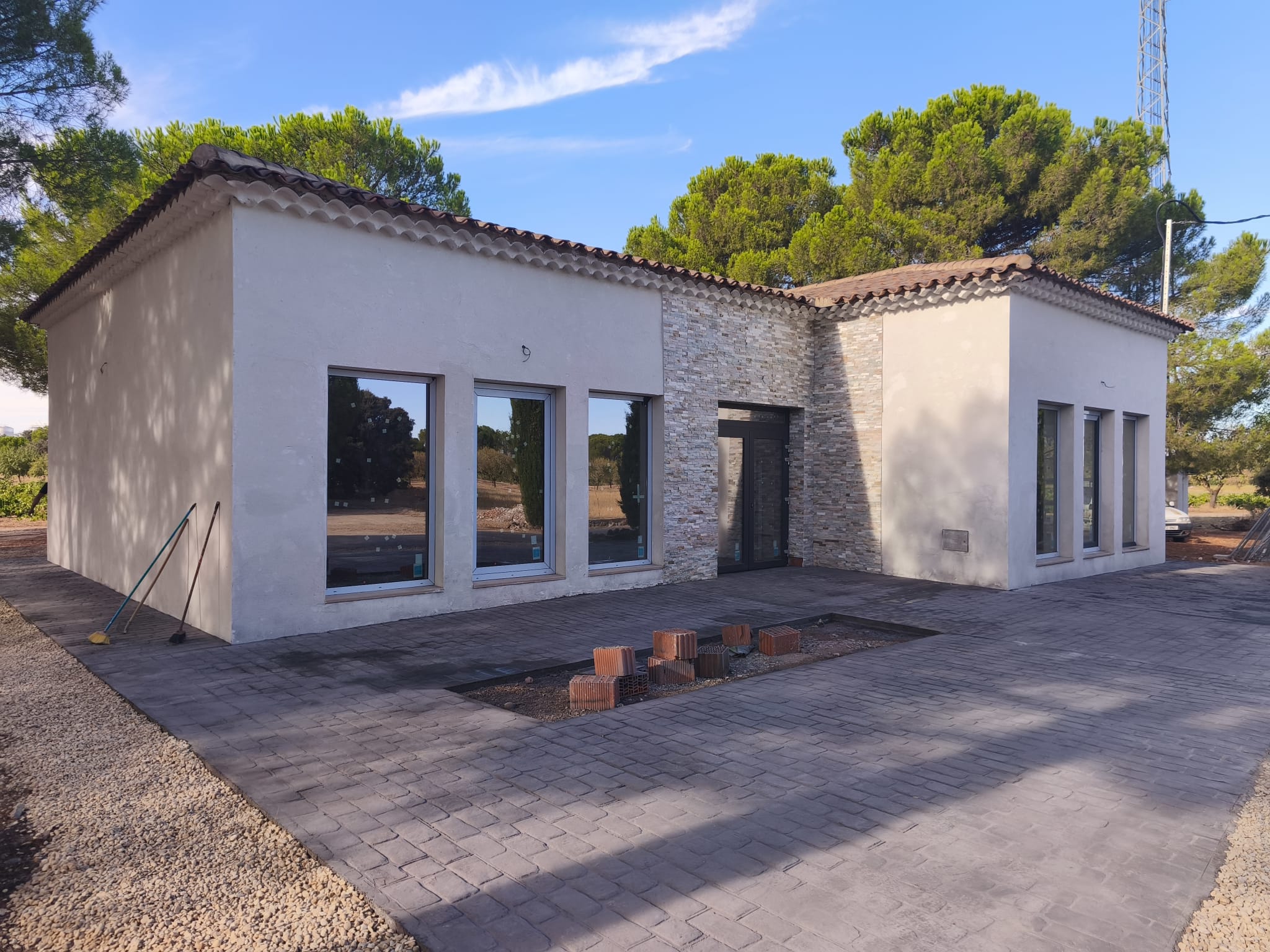 Fachada de la nueva sede de Grupo Alborada en Casas de Haro
